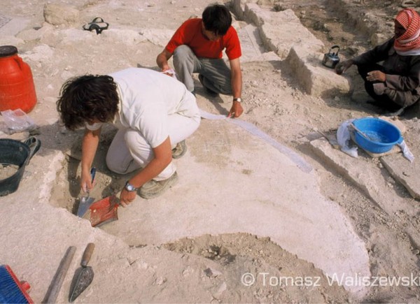 Wykopaliska przeprowadzone w absydzie kościoła w 2000 roku pozwoliły odsłonić dwa poziomy mozaik: na prawo najstarszy, prawdopodobnie z kościoła z IV wieku n.e., na lewo młodszy, datowany na 1. połowę V wieku n.e. (T. Waliszewski)